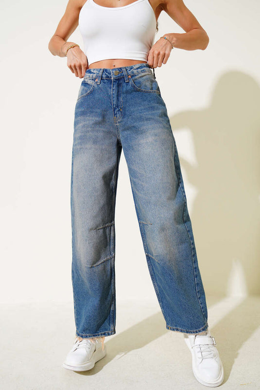 Blaue Jeans mit Abnähern am Knie