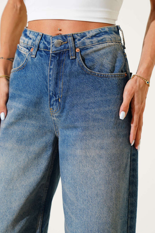 Blaue Jeans mit Abnähern am Knie