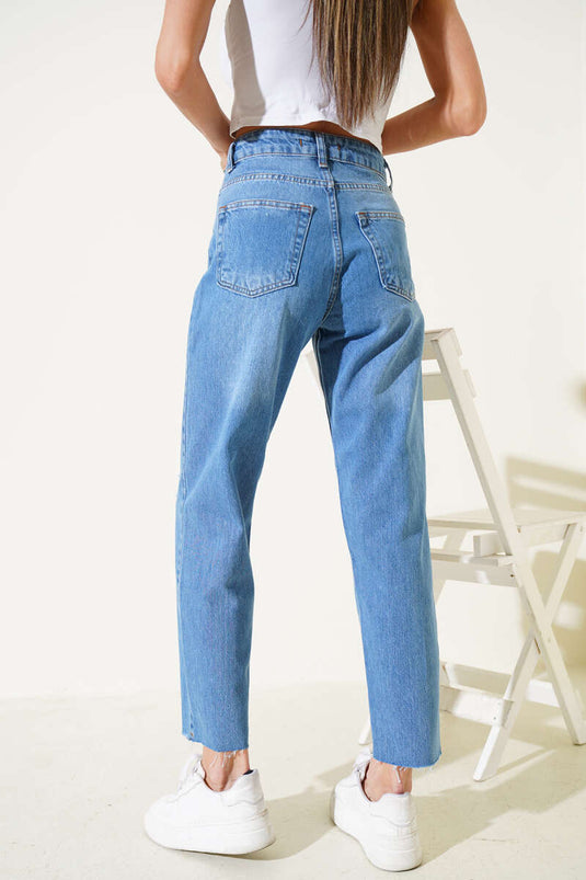 Jean skinny bleu clair déchiré aux genoux