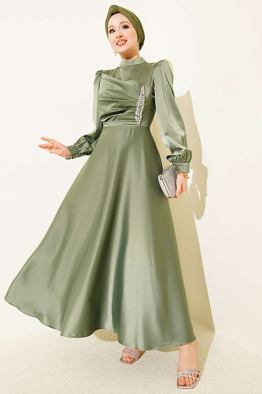 Robe de soirée en satin Drapeli kaki avec pierres sur la poitrine