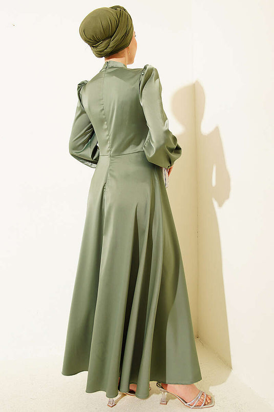 Robe de soirée en satin Drapeli kaki avec pierres sur la poitrine