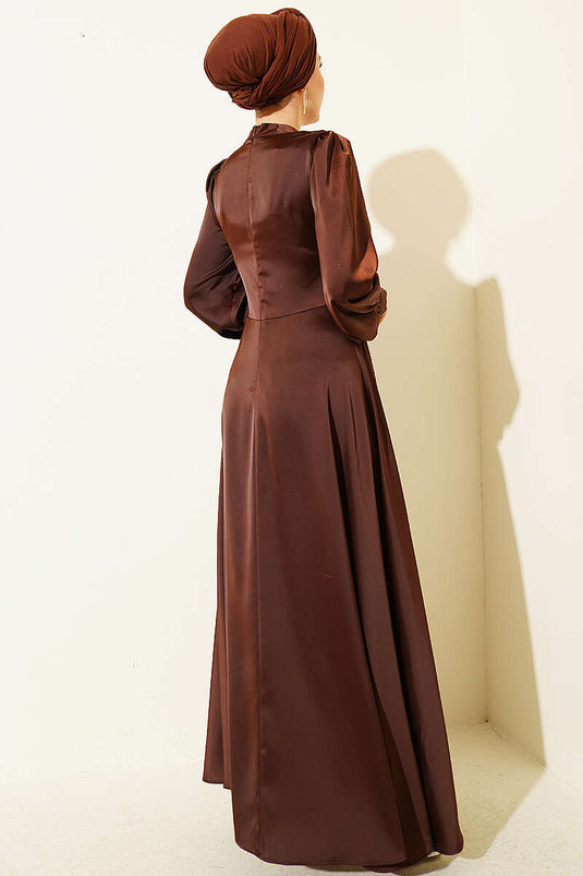 Robe de soirée en satin Drapeli avec pierres sur la poitrine, couleur café