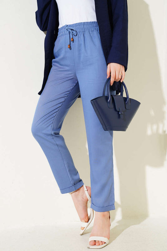 Pantalon à taille élastique en indigo avec des jambes larges