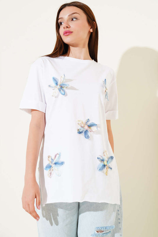 تي شيرت أبيض بأكمام مزدوجة من قماش التول المزهر