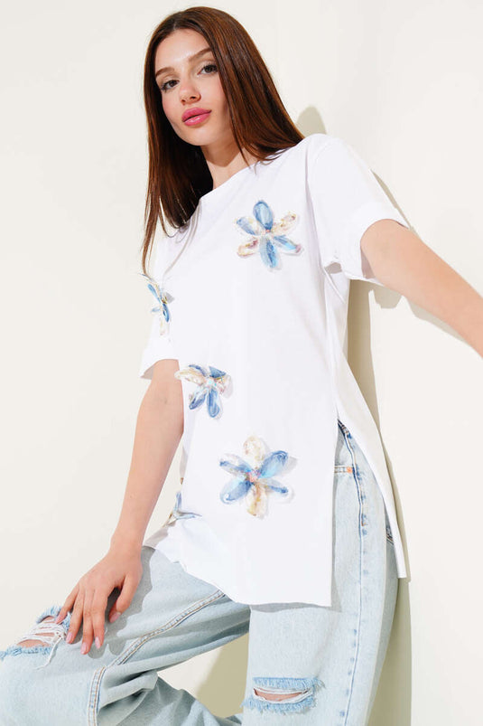 تي شيرت أبيض بأكمام مزدوجة من قماش التول المزهر