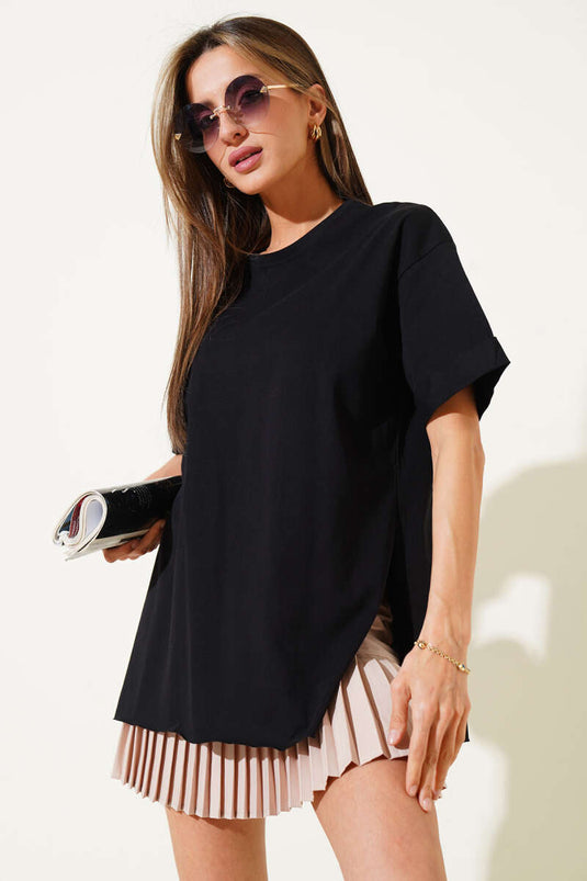 Schwarzes T-Shirt mit doppelten Ärmeln und Seitenschlitzen