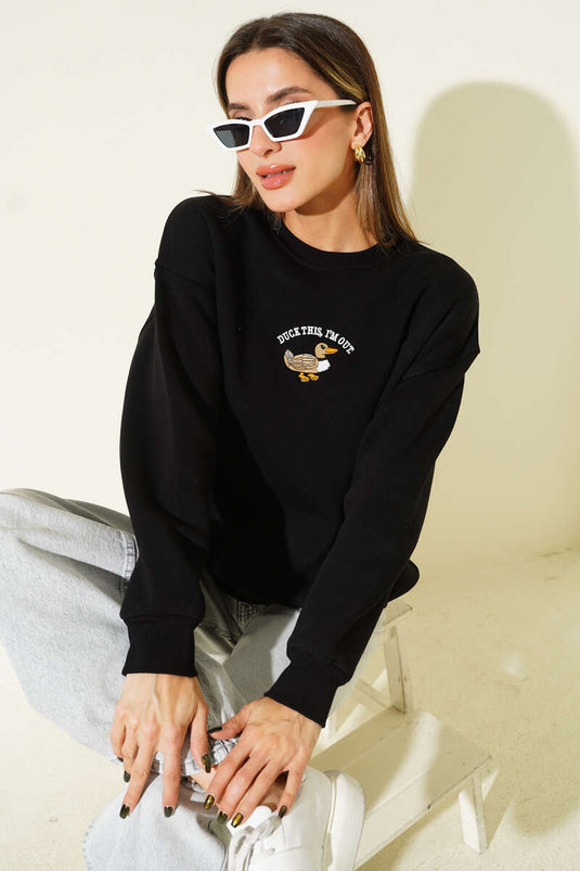 سويت شيرت أسود مطرز برسومات بطة