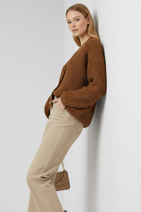 Strickjacke mit Knopfdetail und Tasche in Latte