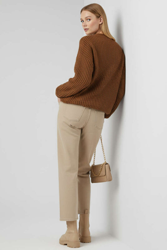 Strickjacke mit Knopfdetail und Tasche in Latte