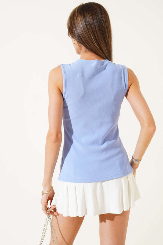 بلوزة زرقاء بدون أكمام بتفاصيل أزرار