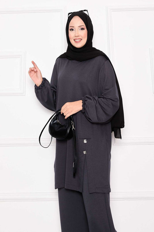 بدلة أويسو بتفاصيل أزرار وفتحات بلون أنثراسيت