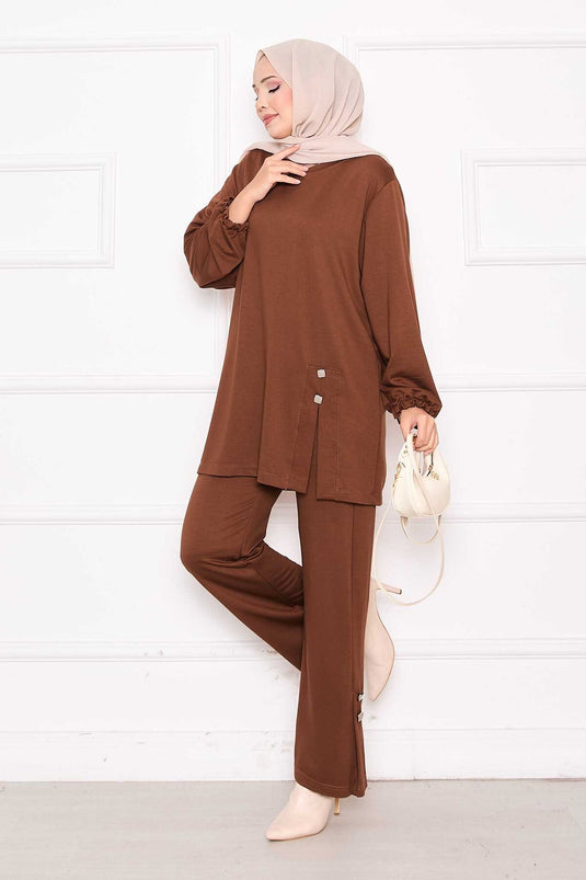 طقم أويسو تان بتفاصيل الأزرار والفتحات