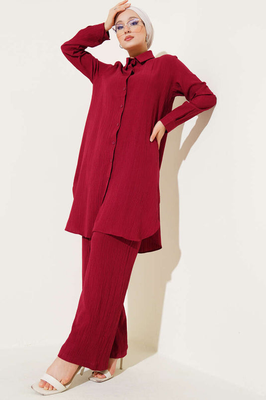 Zweiteiliger Anzug mit Knöpfen aus Baumrinde in Burgunderrot