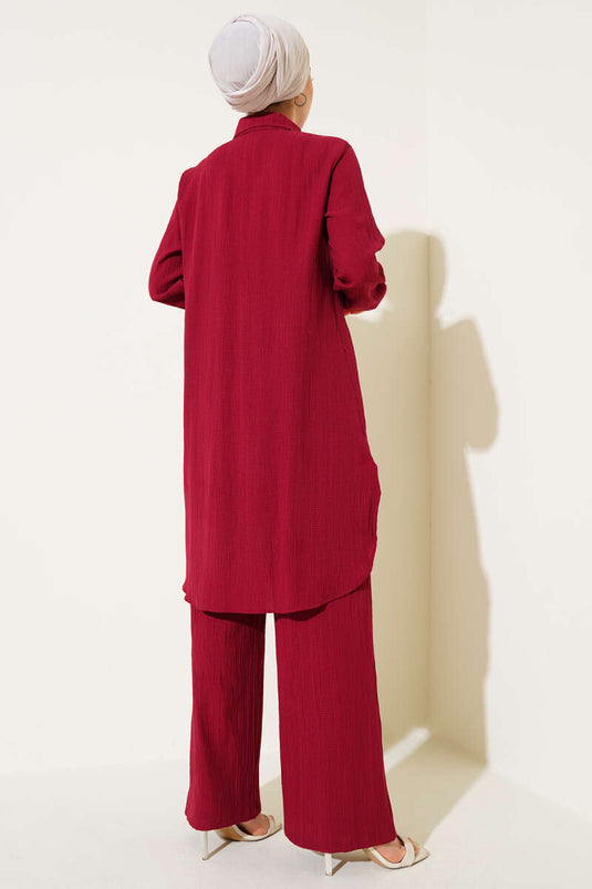 Zweiteiliger Anzug mit Knöpfen aus Baumrinde in Burgunderrot