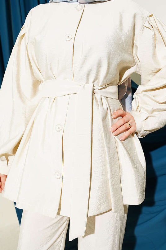 Ensemble deux pièces beige avec manches ballon boutonnées en tissu parachute