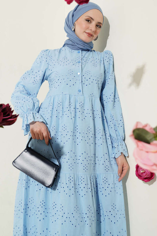 Kleid mit Knöpfen, besticktem Saum und elastischen Bündchen, Blau