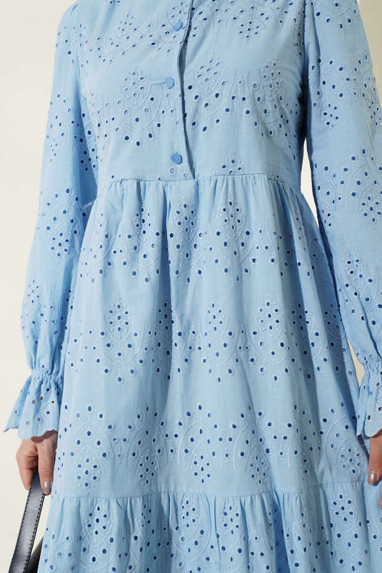 Kleid mit Knöpfen, besticktem Saum und elastischen Bündchen, Blau