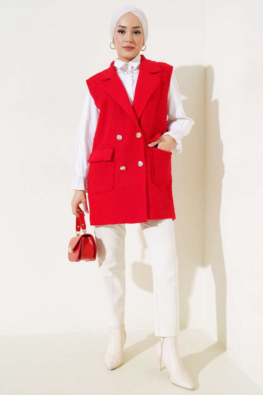 سترة حمراء بأزرار وجيب