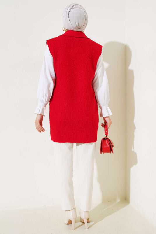 سترة حمراء بأزرار وجيب