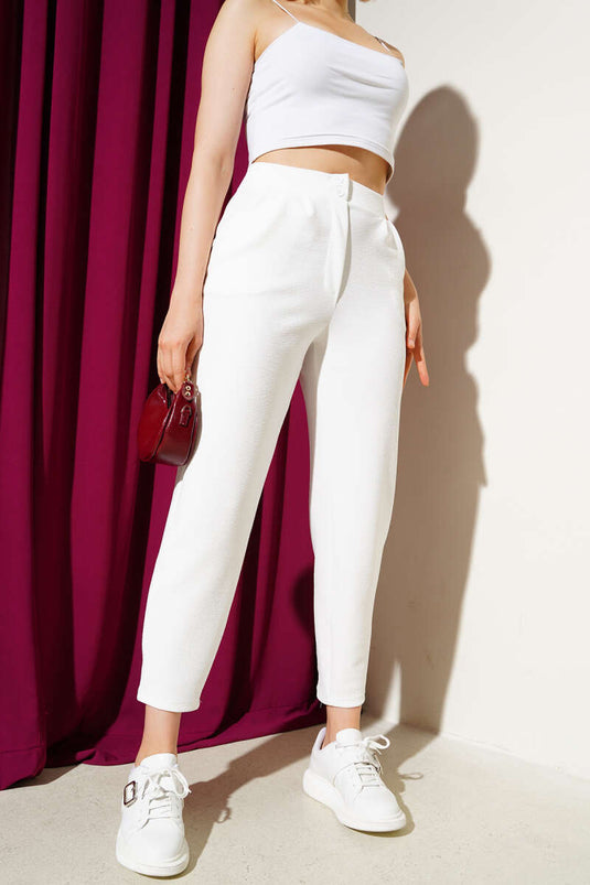 Pantalones pitillo abotonados en color crudo