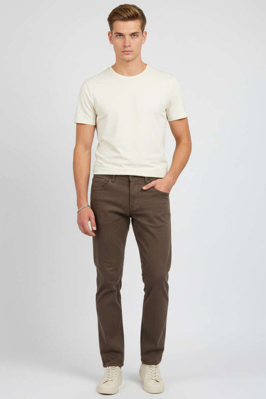 Pantalon homme en gabardine boutonnée, couleur vison