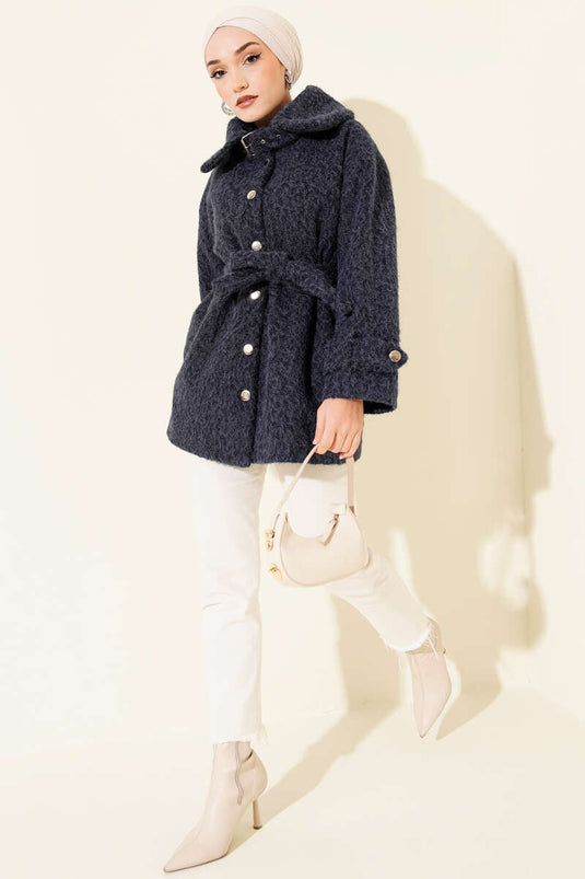 Chaqueta de fieltro con cuello camisero y botones, color azul marino.