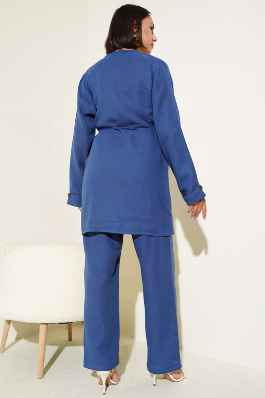 طقم من قطعتين من قماش الموسلين مع حزام حبل بأزرار نيلي