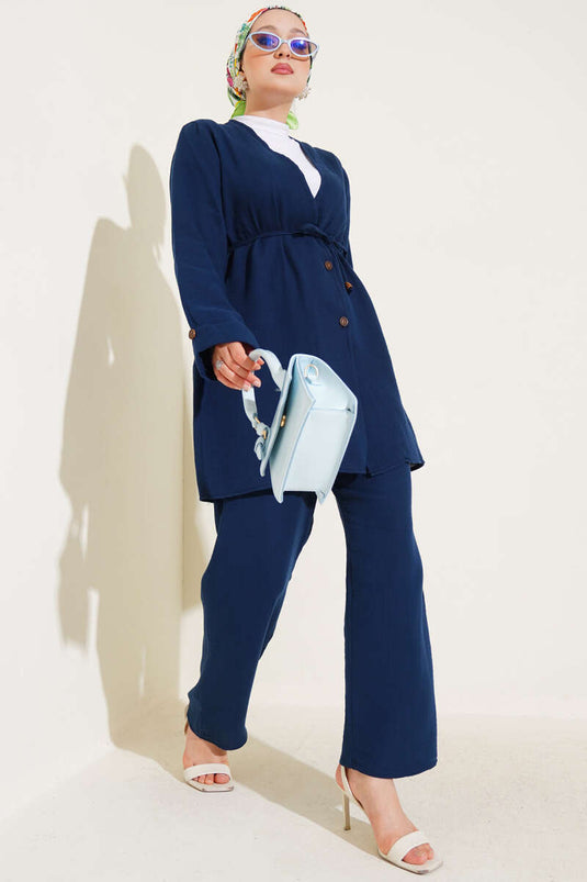 طقم من قطعتين من الموسلين بأزرار ورباط، لون أزرق داكن