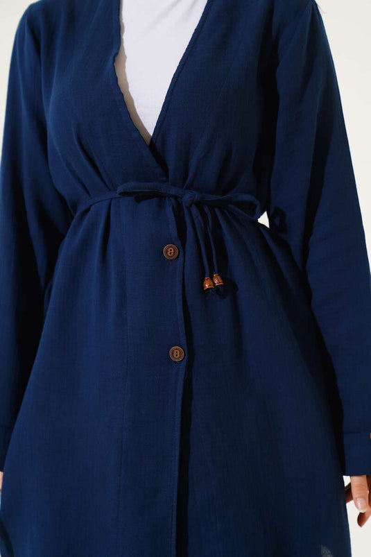 طقم من قطعتين من الموسلين بأزرار ورباط، لون أزرق داكن