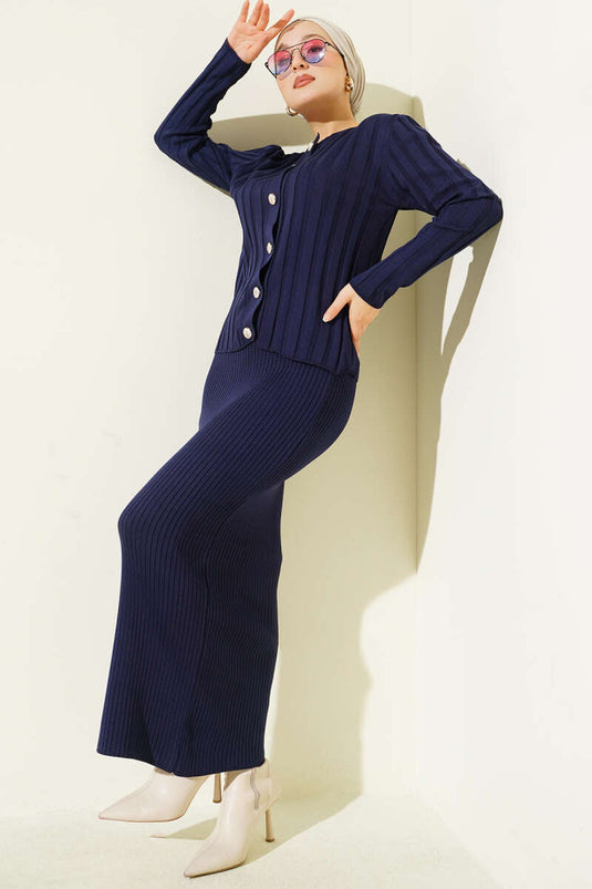 Ensemble deux pièces en maille avec gilet boutonné, bleu marine