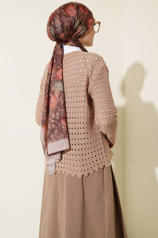 Kurz geschnittener Strickcardigan mit Knöpfen und erhabenen Details in Latte