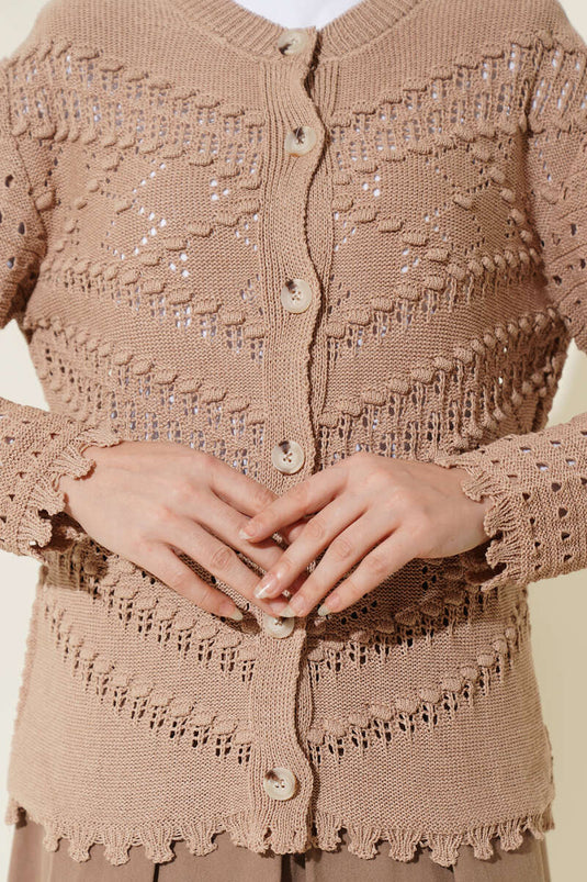 Kurz geschnittener Strickcardigan mit Knöpfen und erhabenen Details in Latte