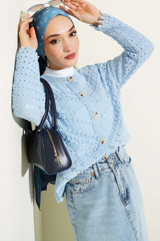 Kurze Strickjacke mit Knöpfen und erhabenen Details, blau