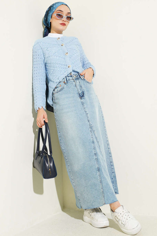 Kurze Strickjacke mit Knöpfen und erhabenen Details, blau