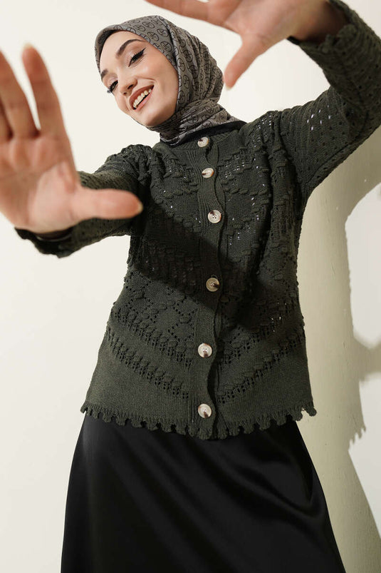 Cardigan court ajouré avec détails en relief et boutons, couleur vert olive
