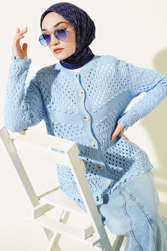 Cardigan court en tricot bleu avec boutons et reliefs