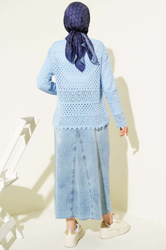 Cardigan court en tricot bleu avec boutons et reliefs