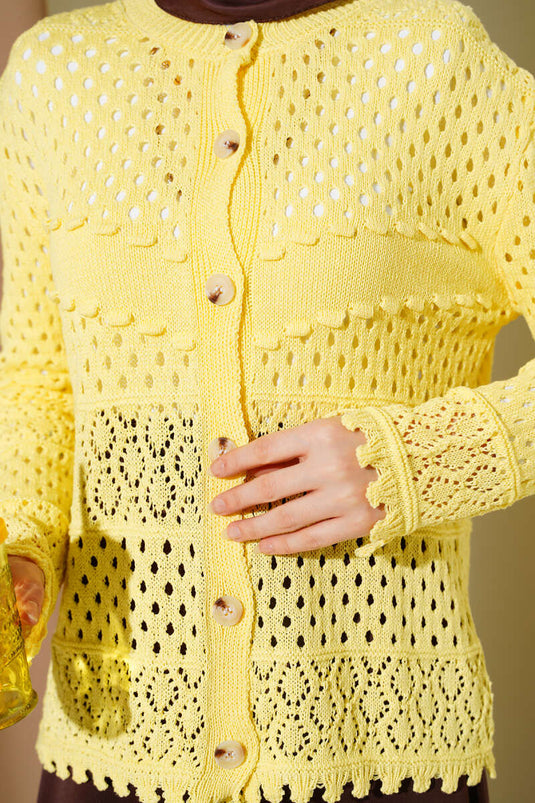 Cardigan court en tricot jaune avec boutons et reliefs