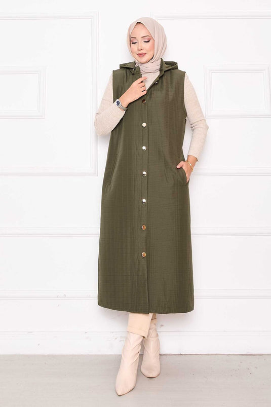 سترة طويلة مبطنة بأزرار وغطاء للرأس باللون الكاكي