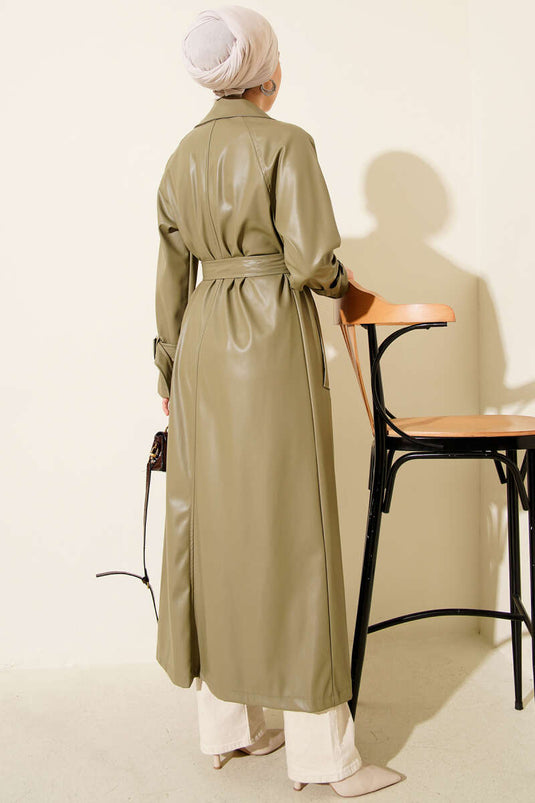 معطف ترنش من الجلد بأزرار وحزام باللون الأخضر اللوزي