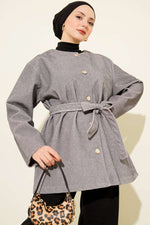 Veste à plumes grise boutonnée et ceinturée