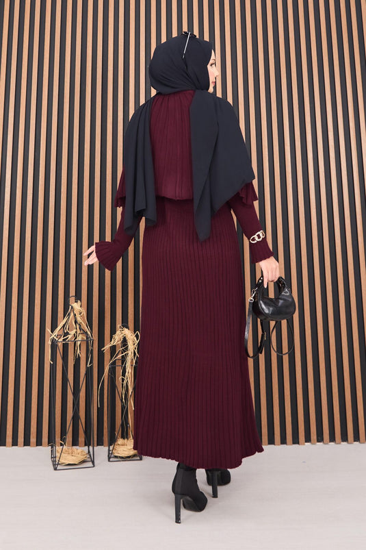 بدلة حجاب من قطعتين مع عباءة وأزرار، لون عنابي