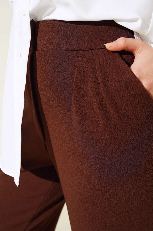 Pantalon marron à plis et boutons