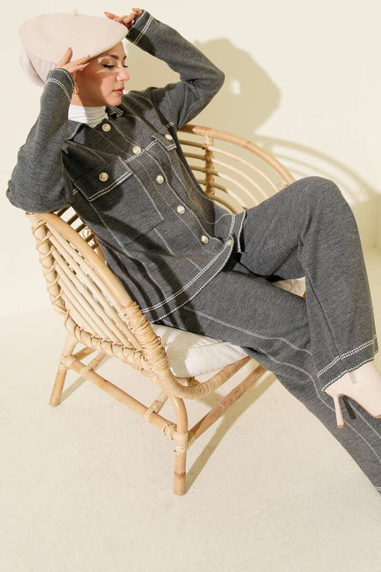 طقم من قطعتين محبوك بتفاصيل مخططة وأزرار، رمادي داكن