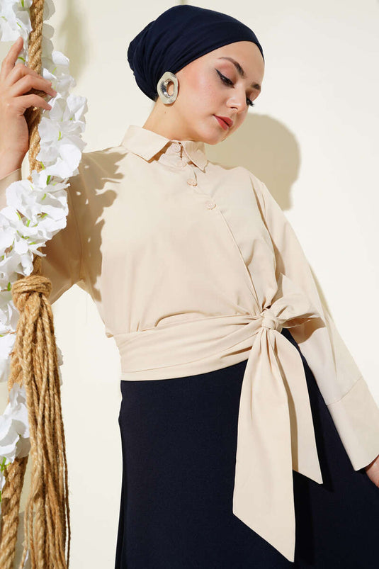 قميص قصير بأزرار ورباط جانبي باللون البيج