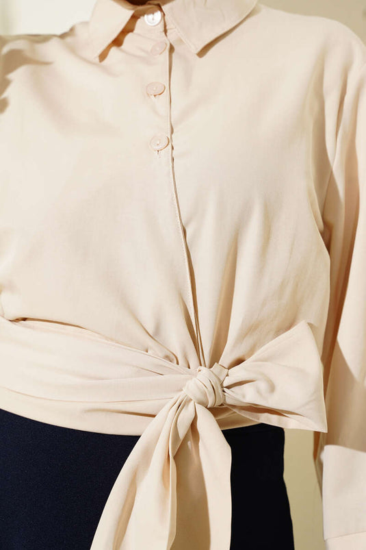 قميص قصير بأزرار ورباط جانبي باللون البيج