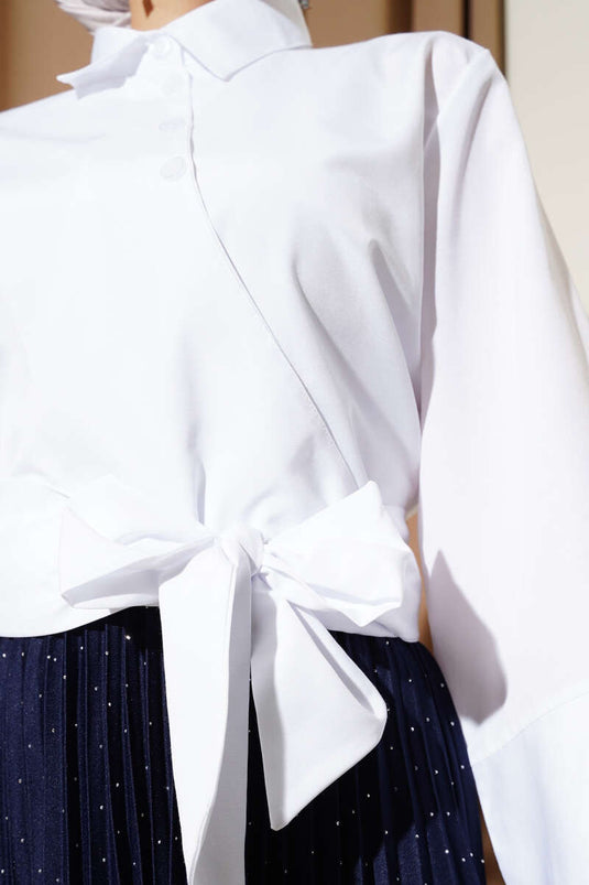 قميص قصير أبيض اللون بأزرار ورباط جانبي