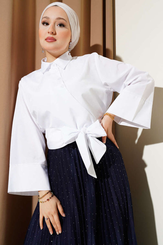 قميص قصير أبيض اللون بأزرار ورباط جانبي