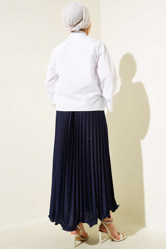 قميص قصير أبيض اللون بأزرار ورباط جانبي