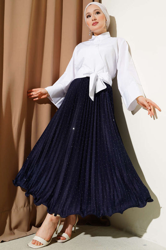 قميص قصير أبيض اللون بأزرار ورباط جانبي